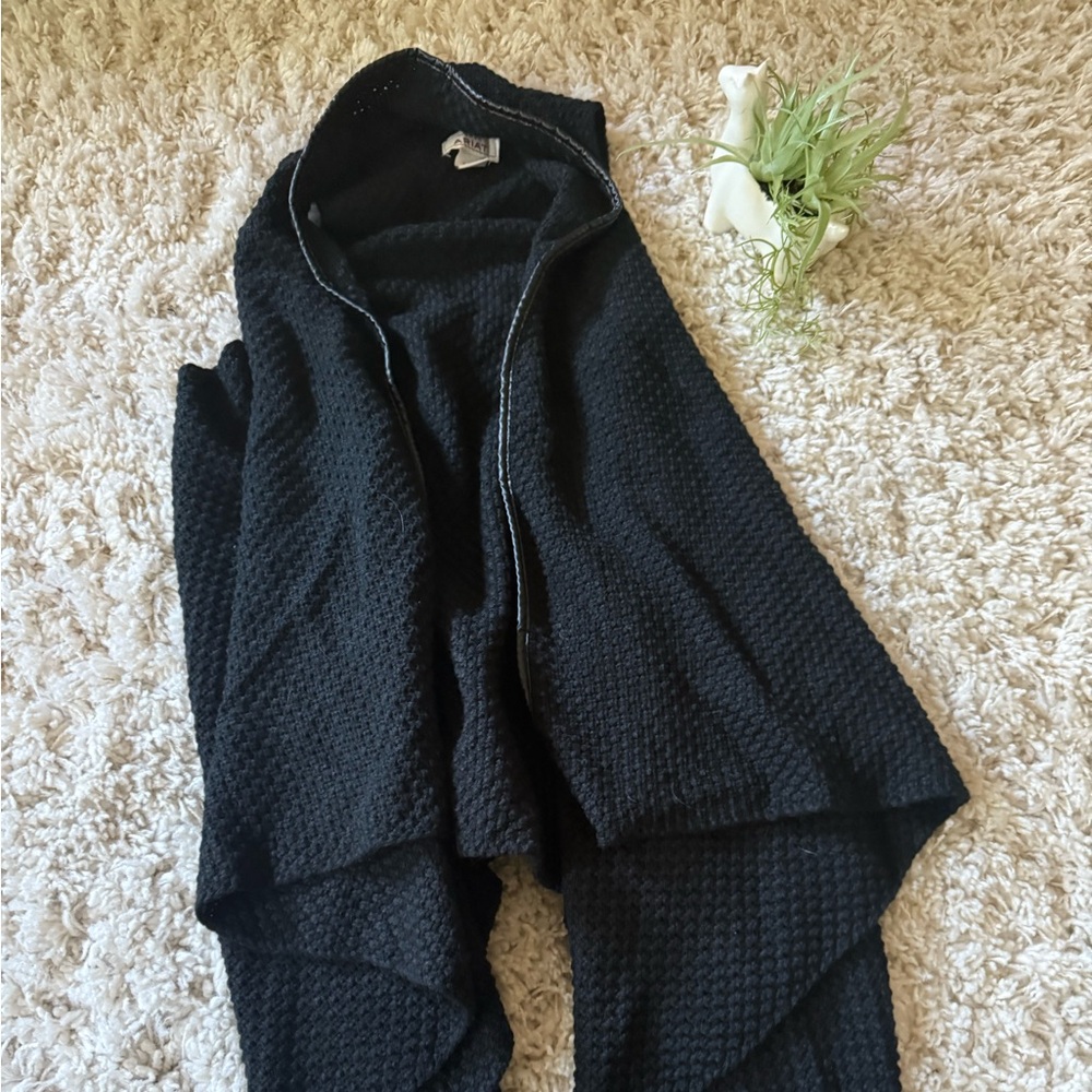 Sleek Ariat jacket in black. Ariat Black fall autumn, super cute cardigan, long